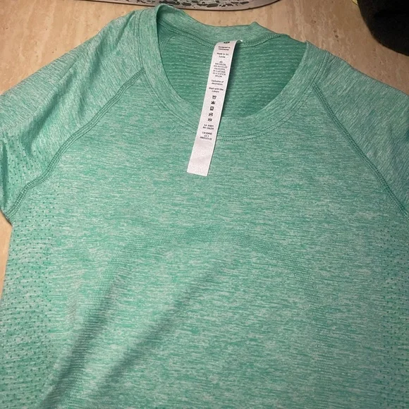 Lululemon Swiftly Tech Long Sleeve Size 2 (SOLD OUT COLOR) New With Tags - Picture 3 of 5